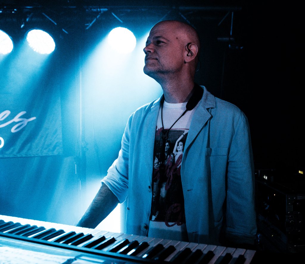 Simon - The Guilty Pleasures House Band.